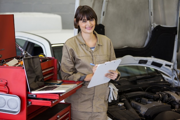 Portrait der weiblichen Mechaniker eine Checkliste vorbereiten