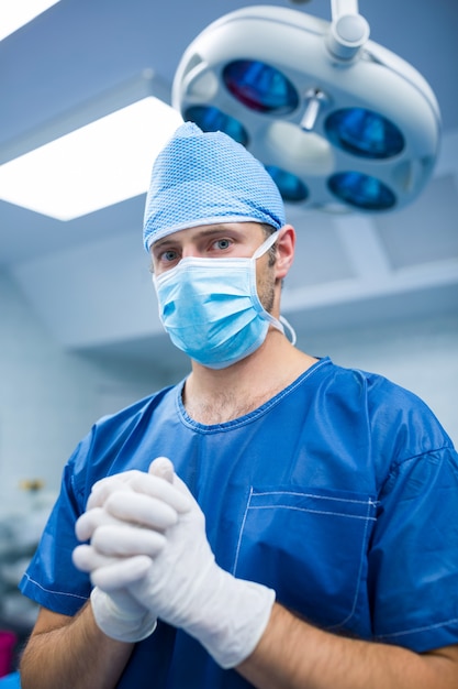 Kostenloses Foto portrait des chirurgen im operationsraum