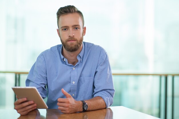 Portrait des ernsten Manager mit digitalen Tablet