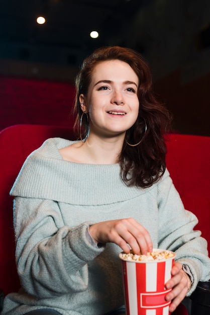 Kostenloses Foto portrait des mädchens im kino