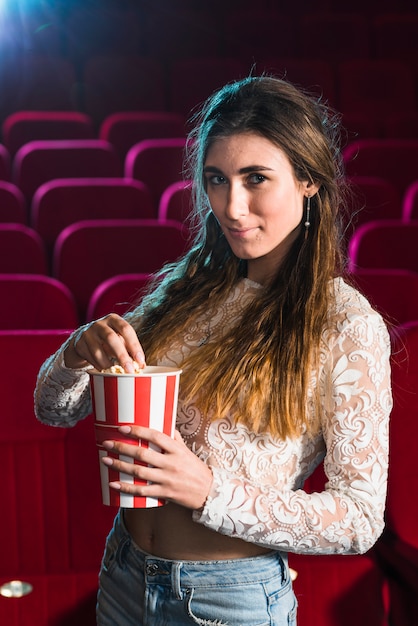 Portrait des Mädchens im Kino