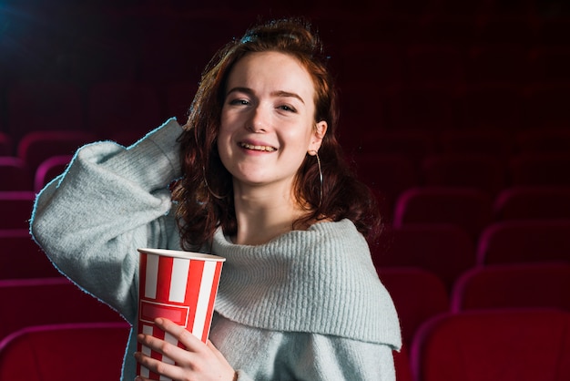 Portrait des Mädchens im Kino