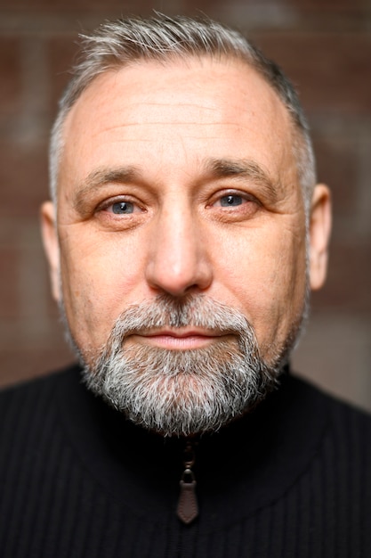 Portrait des stattlichen fälligen Mannes
