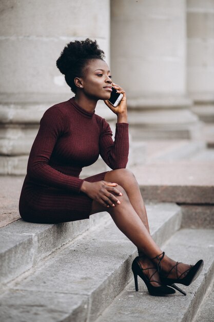 Portrait einer Afroamerikanerfrau mit Telefon