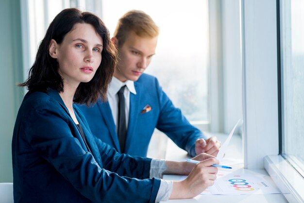 Portrait einer Geschäftsfrau, die im Büro sitzt