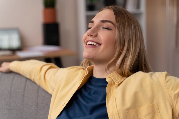 Portrait einer jungen Frau, die entspannt und glücklich ist