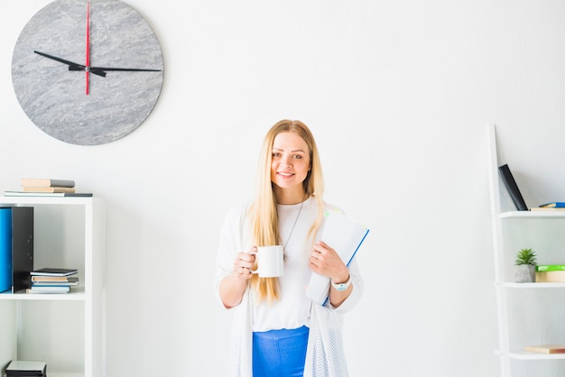 Kostenloses Foto portrait einer jungen geschäftsfrau mit tasse tee
