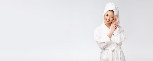 Portrait einer jungen glücklichen asiatischen Dame in bathrobeIsolated im weißen Hintergrund