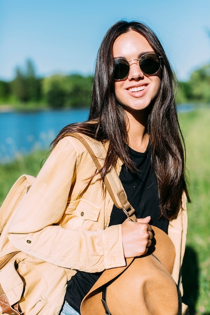 Kostenloses Foto portrait einer lächelnden jungen frau