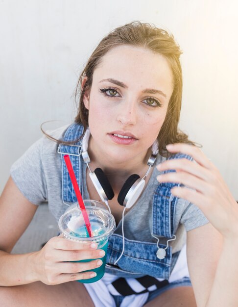 Portrait einer schönen Frau, die Glas Saft anhält