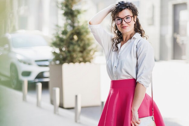 Portrait einer tragenden Brille der jungen Frau