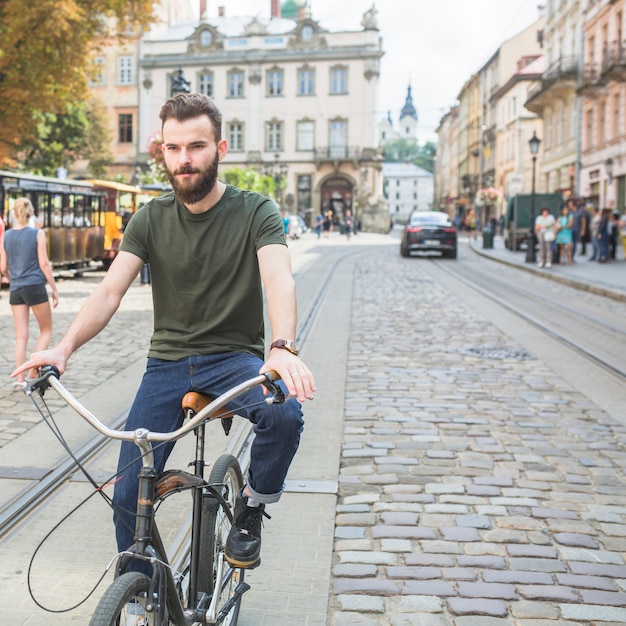 Kostenloses Foto portrait eines fahrrades des jungen mannes reit in der stadt