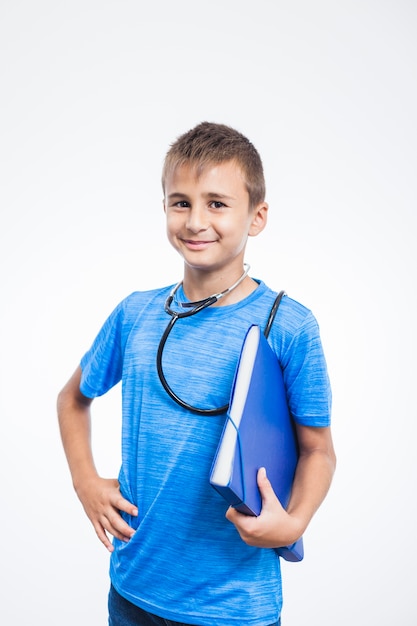 Portrait eines glücklichen Jungen, der Faltblatt auf weißem Hintergrund anhält