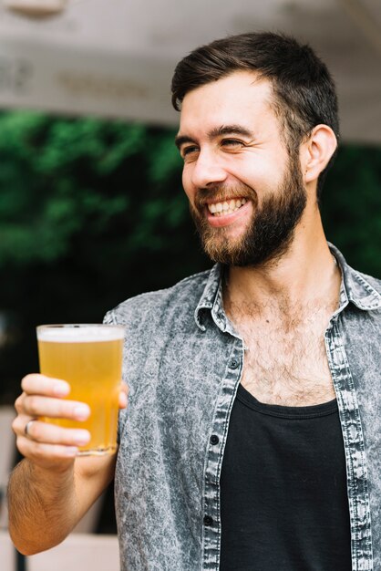 Portrait eines glücklichen Mannes, der das Glas Bier genießt