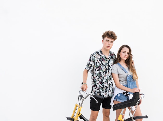 Portrait eines jungen Paares mit Fahrrad auf weißem Hintergrund