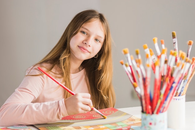 Portrait eines Mädchenanstriches mit auf Papier mit Pinsel