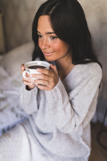 Portrait eines Mädchens, das Kaffeetasse anhält