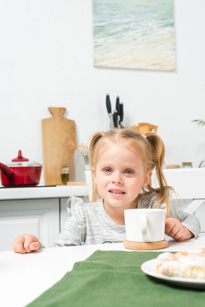 Kostenloses Foto portrait eines mädchens mit tasse tee