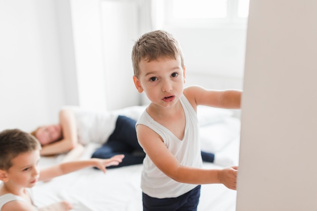 Portrait eines netten Jungen, der Kamera betrachtet