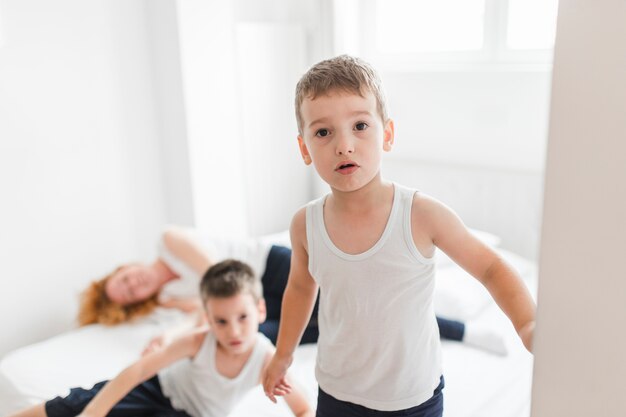 Portrait eines netten Jungen zu Hause