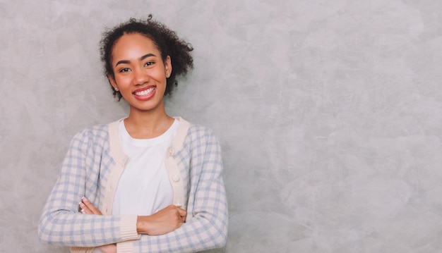 Portrait Frau Business Umarmung Vertrauen posiert Schönheit schwarz Afroamerikaner isoliert auf grauem Hintergrund