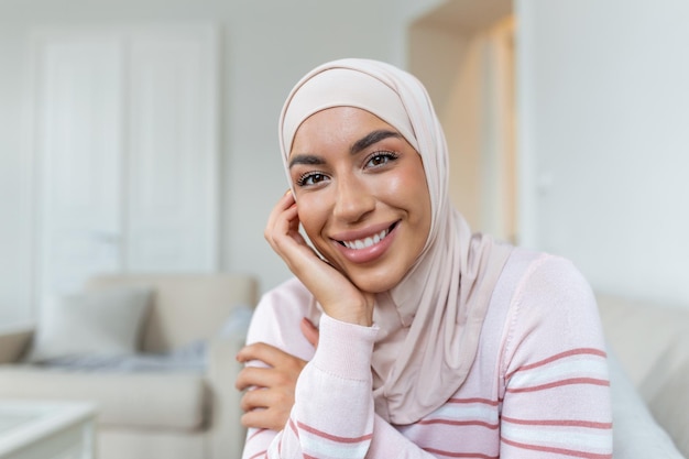 Portrait junge muslimische Frau mit Kopftuch smileHappy Moment Konzept Kopfschuss eines schönen muslimischen weiblichen Modells in Freizeitkleidung und Hijab