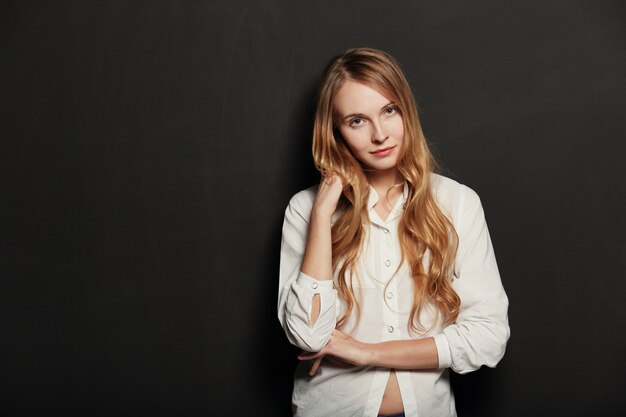 Portrait junge, schöne Frau auf schwarzem Hintergrund