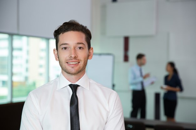 Portrait of Businessman in Büro 1