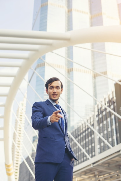 Portrait of Businessman stand gegen das Gebäude im Freien.