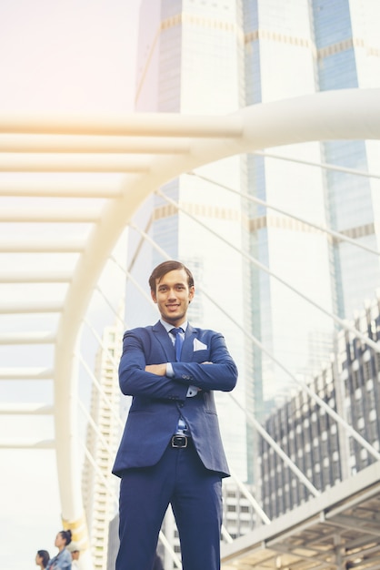 Portrait of Businessman stand gegen das Gebäude im Freien.