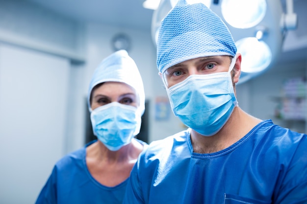 Kostenloses Foto portrait von chirurgen im operationsraum stehen