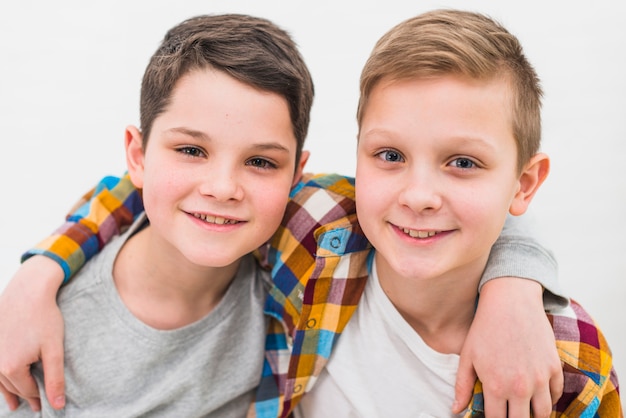 Portrait von zwei Jungen zu Hause