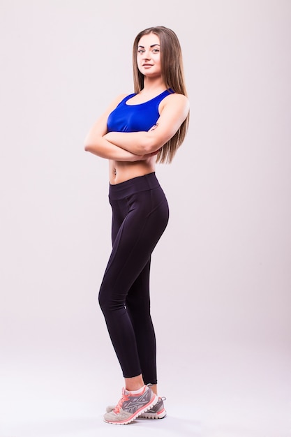 Posing Fitness sexy Frau isoliert auf weißem Hintergrund