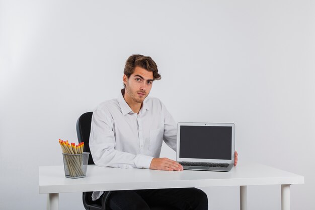 Posing mit Laptop im Büro