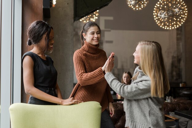 Positive erwachsene Frauen haben eine gute Zeit zusammen