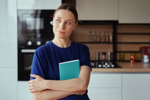 Positive Frau, die ein Buch umarmt, während sie träumt