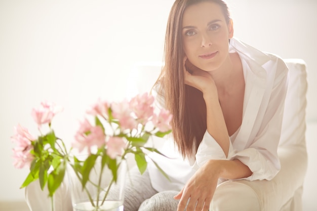 Kostenloses Foto positive frau mit blumen