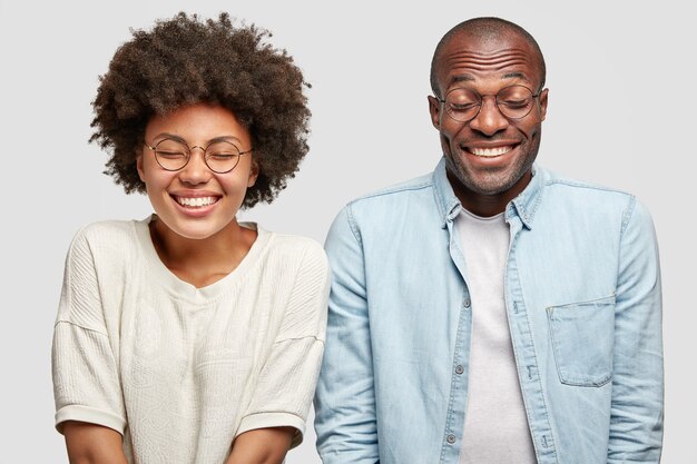 Positive Frauen und Männer haben sich über Ausdrücke gefreut und freuen sich über gute Nachrichten