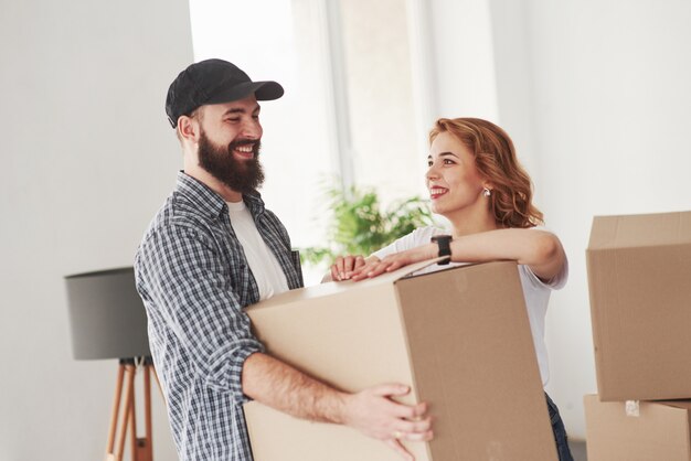 Positive Gefühle. Glückliches Paar zusammen in ihrem neuen Haus. Konzeption des Umzugs