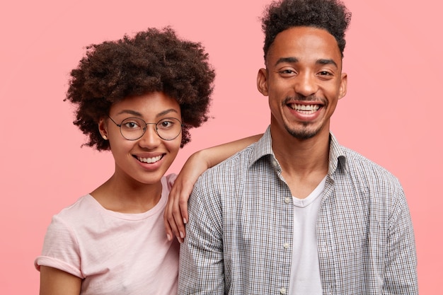 Positive glückliche junge Frau und ihr bester Freund, froh, zusammen zu sein, erhalten gute Nachrichten