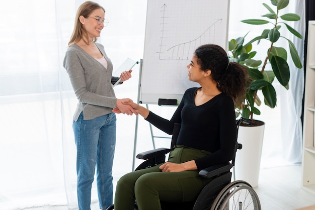 Positive junge Frauen Händeschütteln