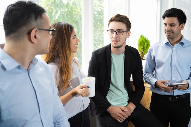 Positive Praktikanten teilen den Eindruck beim Training