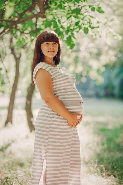 Positive Schwangerschaft Körper lächelnde Person
