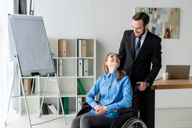 Positiver erwachsener Mann und Frau im Büro