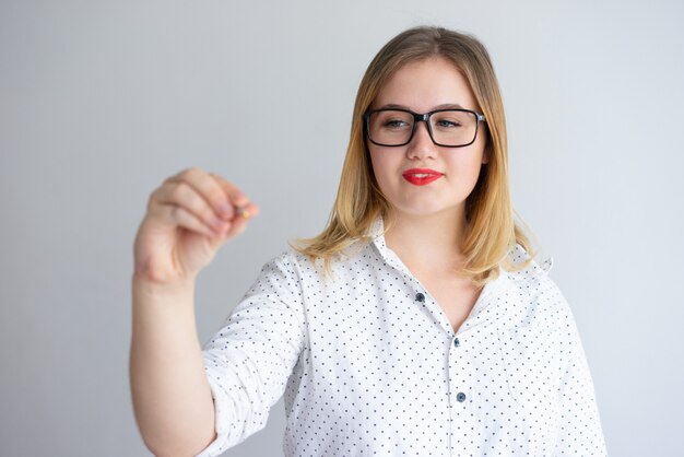 Positiver fokussierter Geschäftstrainer, der Darstellung hält