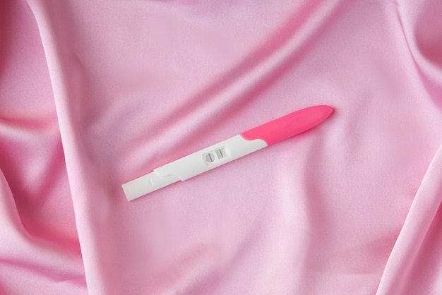 Kostenloses Foto positiver schwangerschaftstest der draufsicht