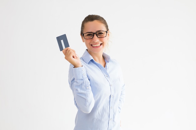 Positiver weiblicher Karteninhaber, der glücklich ist, Bargeld zurück zu erhalten