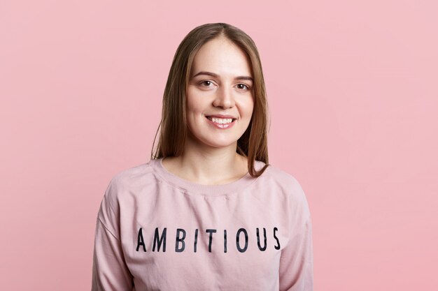 Positives junges weibliches Modell hat glücklichen Ausdruck
