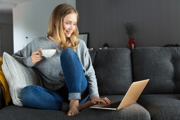 Positives Mädchen, das zu Hause Wochenende genießt