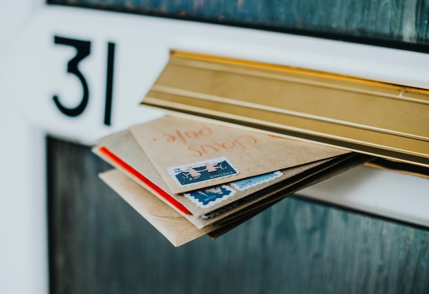 Post in den Türbriefkasten